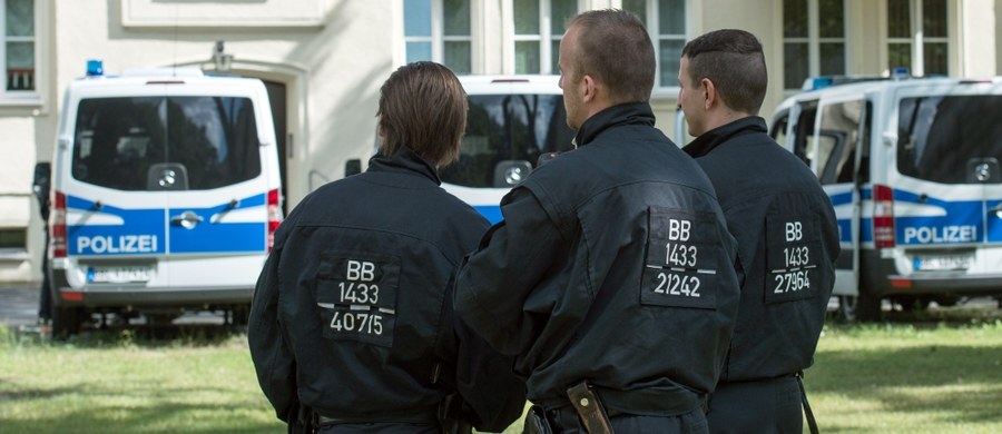 Młody Niemiec, zatrzymany w środę w Brandenburgii w związku z podejrzeniami, że przygotowywał zamach terrorystyczny i sympatyzował z Państwem Islamskim (IS), a następnie wypuszczony na wolność, został ponownie aresztowany - podały w sobotę niemieckie media. Prokuratura wystąpiła o nakaz aresztowania nie tylko dla 27-letniego Normana S. lecz także dla jego kompana, 30-letniego Andy'ego S. - informuje "Bild". Jak wyjaśnił szef policji w Brandenburgii Hans-Juergen Moerke, obaj podejrzani "rozmawiali o ewentualnych zamachach".