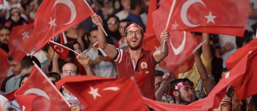 Grupa amerykańskich prokuratorów uda się w najbliższych dniach do Turcji, aby zapoznać się z zarzutami wobec mieszkającego w USA islamskiego kaznodziei Fethullaha Gulena. Jest on oskarżony przez Ankarę o zorganizowanie nieudanego puczu – podała agencja Bloomberg.
