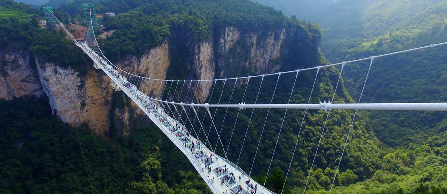 W Chinach otwarto najwyższy i najdłuższy szklany most na świecie. Przeprawa łączy dwa klify w Zhangjiajie, w prowincji Hunan. Most składa się z 99 przezroczystych, trójwarstwowych paneli, zawieszonych 300 metrów nad ziemią. Projektantem przeprawy jest Izraelczyk Haim Dotan. Budowę długiej na 430 metrów konstrukcji ukończono w grudniu. Cała operacja kosztowała 3,4 miliona dolarów. 