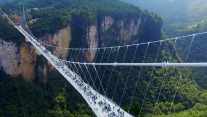 Widok zapiera dech w piersiach. W Chinach otwarto najwyższy szklany most na świecie