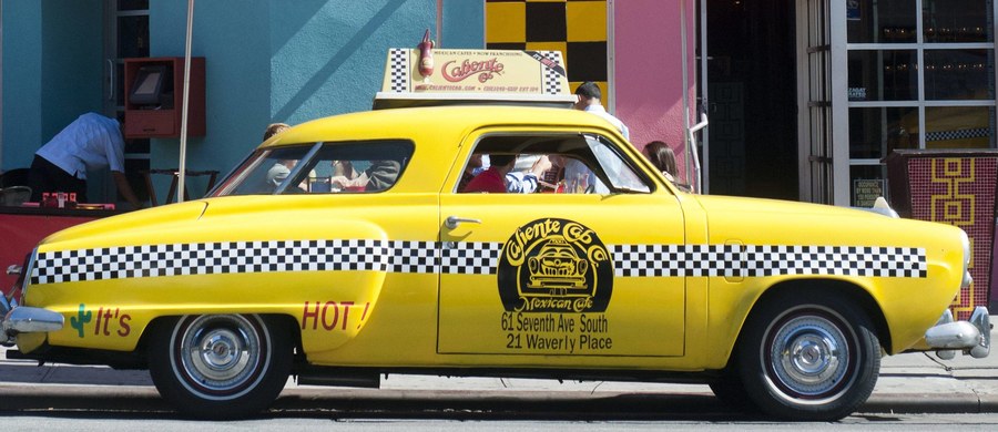 Burmistrz Nowego Jorku Bill de Blasio zatwierdził decyzję rady miejskiej. Znosi ona obowiązek zdawania egzaminu na taksówkarza po angielsku przez kierowców żółtych taksówek, aby wyrównać ich szanse wobec Ubera.
