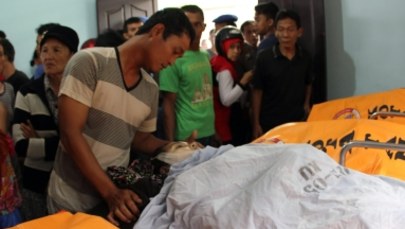 10 turystów utonęło, a 5 zaginęło po przewróceniu się łodzi w Indonezji. Wśród ofiar są dzieci