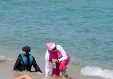 Już ponad 20 francuskich kurortów zakazało burkini