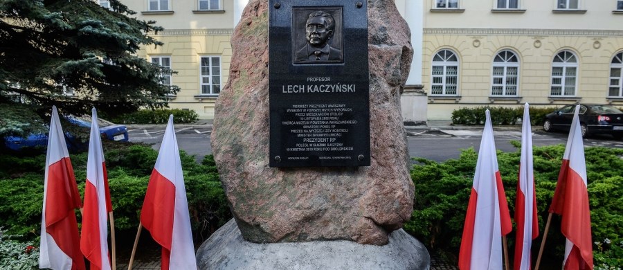 W najnowszym numerze tygodnika „wSieci” kilka słów o hipokryzji prezydent Warszawy. Dziennikarze ponawiają pytanie, dlaczego po 6 latach od katastrofy smoleńskiej stolica wciąż godnie nie uhonorowała swojego byłego prezydenta? Przez wszystkie trzy kadencje swojej prezydentury Gronkiewicz-Waltz robiła, co mogła, by dyskredytować zasługi swojego poprzednika – pisze Marek Pyza. Zaciekłość i konsekwencja, z jaką Hanna Gronkiewicz-Waltz zwalcza ideę upamiętnienia ofiar tragedii smoleńskiej, jednak zdumiewają. Trudno pojąć tę mongolską, azjatycką konsekwencję pogardy, jaką prezentują prezydent Warszawy i jej świta – wtóruje mu Maciej Pawlicki. 