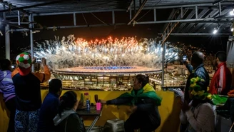 Rio 2016. Mieszkańcy faweli podziwiają fajerwerki. Galeria