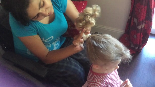 Tej niepełnosprawnej mamie zajęło pięć miesięcy, by ponownie nauczyć się układać córce włosy. W niesamowitych stylizacjach pomaga sobie ustami. To wideo stało się już hitem internetu!