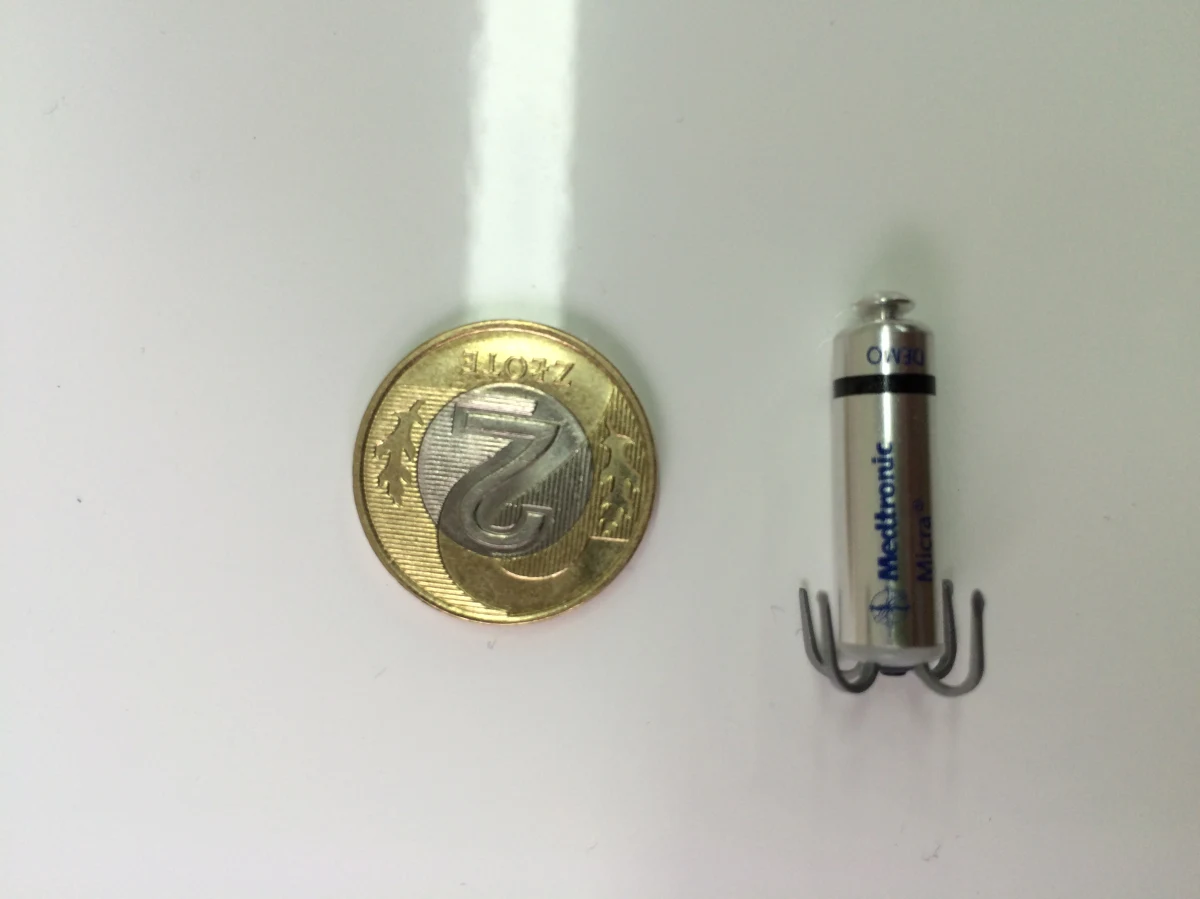 ​Jest wielkości dwuzłotówki, wygląda jak pocisk z haczykami i może przez kilka lat stymulować serce pacjenta. W warszawskim szpitalu Uniwersytetu Medycznego przy Banacha zakończyły się dwie operacje wszczepienia pacjentom najmniejszego na świecie stymulatora serca. 