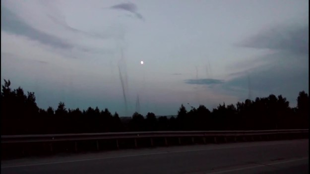 Wyjątkowy materiał filmowy, nakręcony w Rosji 13 sierpnia. Widać na nim roje komarów tworzących coś na kształt żywego tornada. A wszystko to na tle zachodzącego słońca.