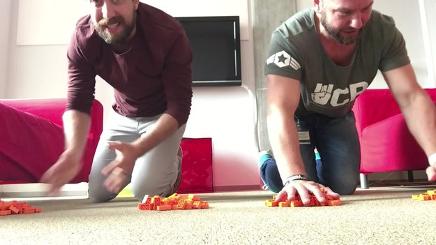 Wyzwanie "22 Push-up Challenge" ma na celu wsparcie kampanii, która ma skupić uwagę na weteranach wojennych, wśród których panuje wyjątkowo wysoki współczynnik występowania samobójstw. Organizatorzy akcji przywołują statystyki, z których wynika, że każdego dnia w Stanach Zjednoczonych 22 weteranów popełnia samobójstwo, najczęściej z powodu traumy i depresji, z którymi zmagają się po powrocie z misji zagranicznych. Jak podjąć się wyzwania "22 Push-up Challenge"? Zadanie jest proste: nagraj filmik, na którym wykonujesz 22 pompki i wyznacz kolejną osobę, aby zrobiła to samo. Do akcji przyłączyło się już sporo znanych postaci i sportowców m.in. olimpijczycy z Rio 2016.


Ten film nakręcono w Danii w zeszłym tygodniu. Dwóch facetów, znanych jako Team Bear, robi dość boleśnie wyglądającą wersję "22 push-up challenge", opierając ręce na klockach Lego.