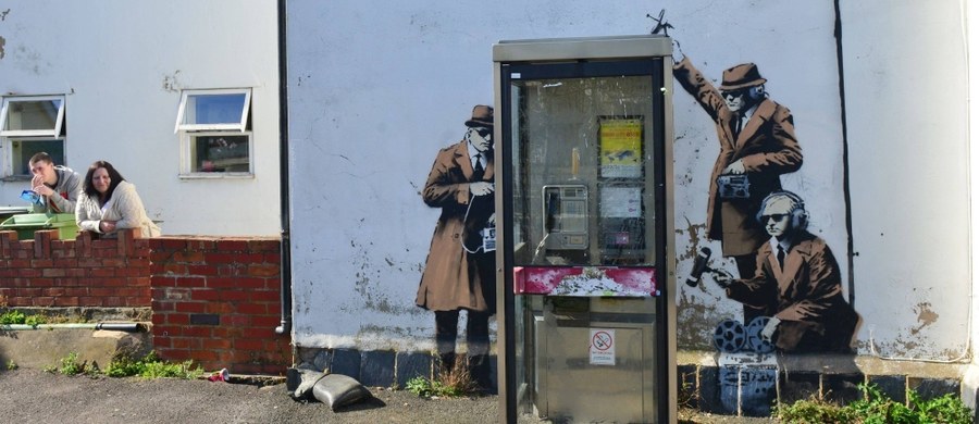 Gdzie jest Banksy? Nieznane są losy graffiti słynnego brytyjskiego artysty, które zniknęło ze ściany domu w Cheltenham. 