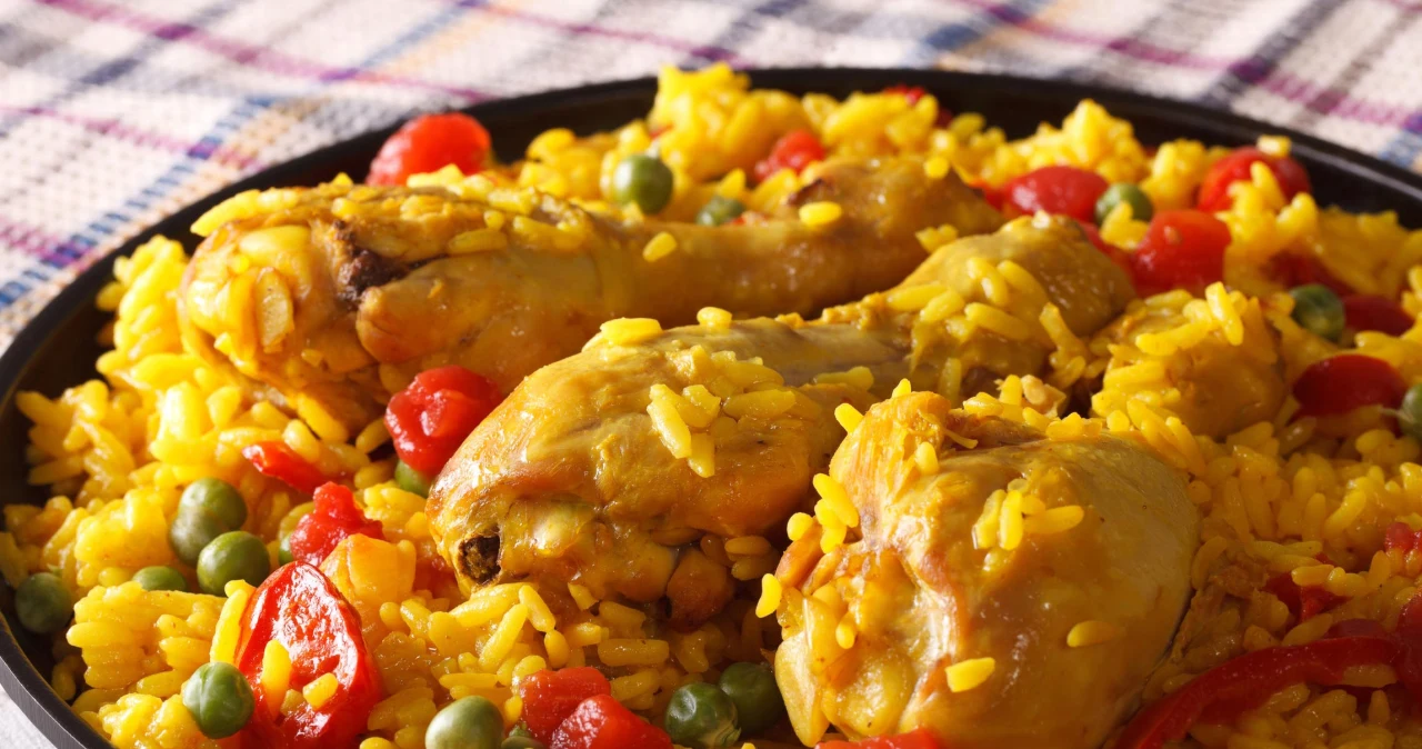 Paella z kurczakiem Kobieta w INTERIA.PL