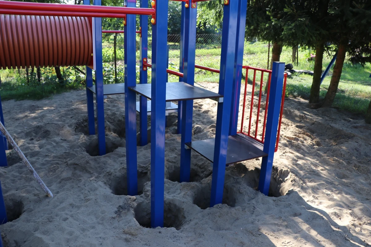 ​Specjalna strefa edukacyjna połączona z placem zabaw powstaje przy przedszkolu w Dobroszycach na Dolnym Śląsku. Teren został poprzecinały linki, wzdłuż których staną nowe atrakcje. Trwa kopanie dołów, w których będą montowane. Akcja Lepsze Jutro w RMF FM nabiera rozpędu. Zobaczcie to na filmie: