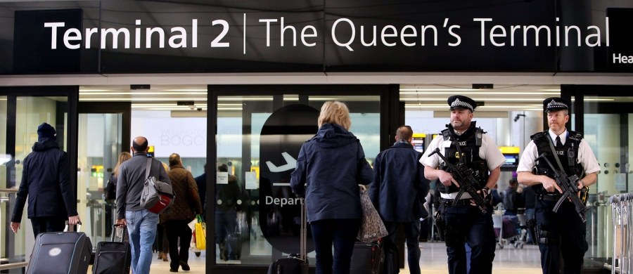 Film z Tomem Hanksem w roli głównej kończy się happy-endem, ale przyszłość Simona Jones’a nie wygląda różowo. Bezdomny Brytyjczyk od trzech tygodni mieszka na londyńskim lotnisku. Wcześniej ochraniał milionerów (w tym m.in. Davida Beckhama), a teraz korzysta z łazienek dla pasażerów, żywi się jedzeniem pozostawianym w restauracjach i szuka pracy, korzystając z lokalnej sieci internetowej. 