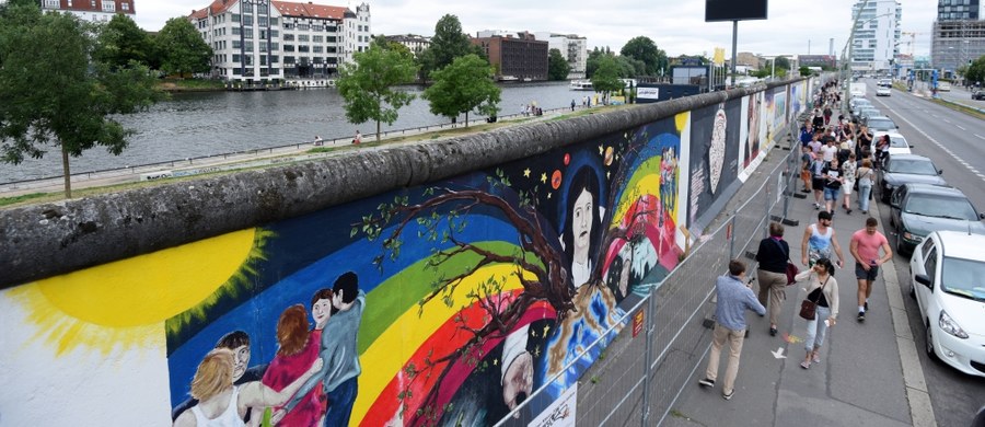 Fragment muru berlińskiego z pozostałością kolorowego graffiti i podpisem prezydenta USA Ronalda Reagana zostanie wystawiony na aukcji, która odbędzie się w Nowym Jorku w dniach 21 i 22 września - poinformował dom aukcyjny Christie's.