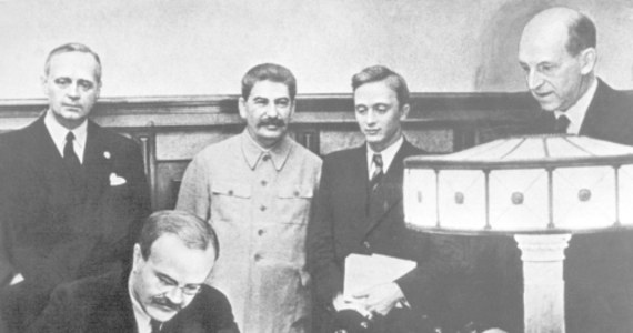 Mija 77 lat temu od podpisania paktu o nieagresji III Rzeszy i Związku Sowieckiego wraz z tajnym protokołem dodatkowym, którego konsekwencją był IV rozbiór Polski. Pakt 23 sierpnia 1939 r. podpisali w Moskwie Joachim von Ribbentrop i Wiaczesław Mołotow. 