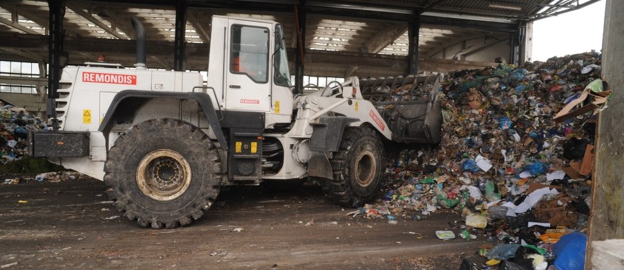 Pieniędzy szukajcie w śmieciach. Pracownicy sortowni śmieci w Kołobrzegu znaleźli pliki złotówek i euro. Nieoficjalnie mówi się, że to mogło być nawet pół miliona euro.