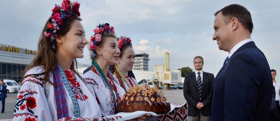 Prezydent Andrzej Duda we wtorek wieczorem spotkał się z prezydentem Ukrainy Petrem Poroszenką na prywatnej kolacji w domu ukraińskiego prezydenta. Polski prezydent przybył do Kijowa, by w środę wziąć udział w obchodach 25-lecia niepodległości Ukrainy.