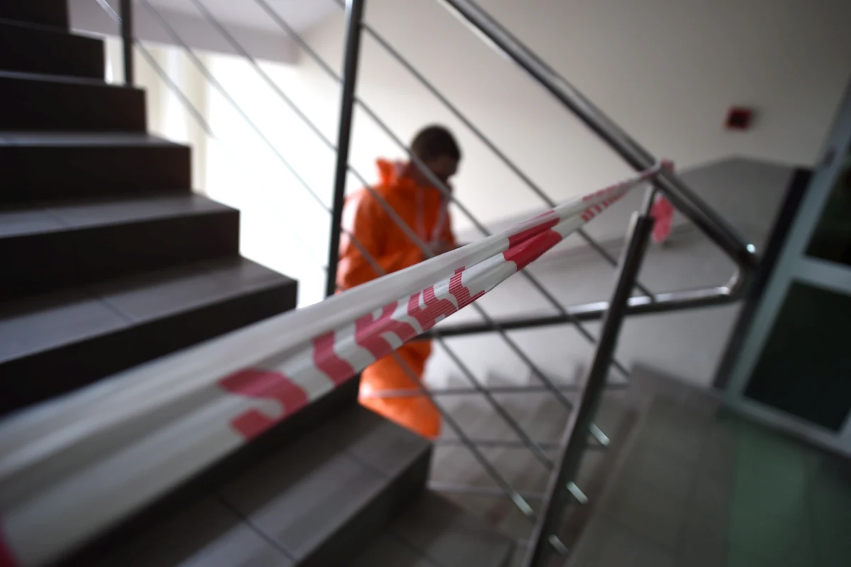 Łódzka prokuratura zleci badanie psychiatryczne 50-letniego Roberta W., który w poniedziałek na sądowym korytarzu oblał kobietę kwasem siarkowym - dowiedziała się dziennikarka RMF FM Agnieszka Wyderka. 39-latka ma poparzoną twarz, szyję i ramiona.