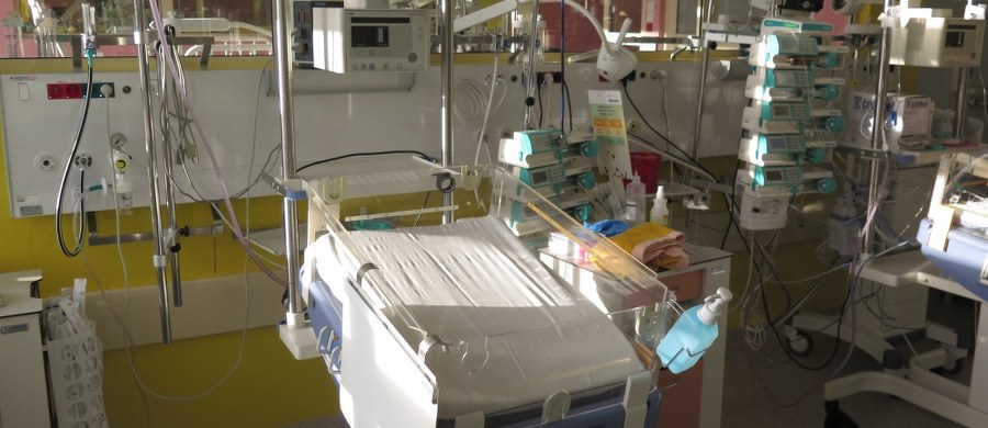 Przed wrocławskim sądem rozpoczął się proces trzech lekarzy oskarżonych o zaniedbania, w wyniku których jedno z bliźniąt zmarło w łonie matki, a drugie tuż po urodzeniu. Zdaniem prokuratury działania lekarzy przyczyniły się również do tego, że kobieta już nigdy nie będzie mogła mieć dzieci.