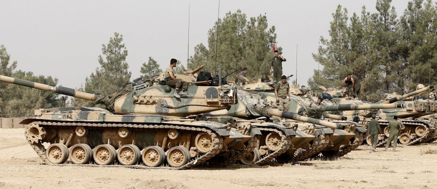 Dziesięć tureckich czołgów wjechało w czwartek rano na terytorium Syrii, przekraczając granicę na wysokości miejscowości Karkamis w Turcji - podała AFP, powołując się na swojego fotoreportera. W konwoju były też ambulanse i ciężki sprzęt budowlany.
