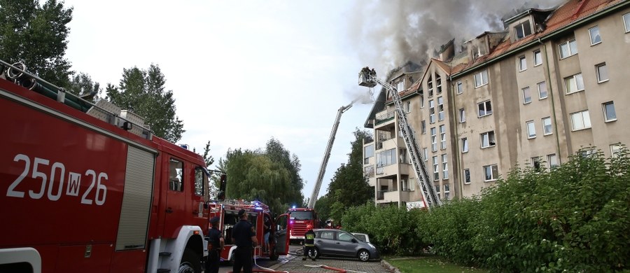 Opóźnia się powrót do domu mieszkańców bloku przy ulicy Fasolowej w Warszawie - dowiedział się reporter RMF FM, Michał Dobrołowicz. Dokładnie miesiąc temu w budynku wybuchł pożar. Podczas gaszenia zalane zostały cztery klatki schodowe. Na powrót do domów czeka 40 rodzin. 