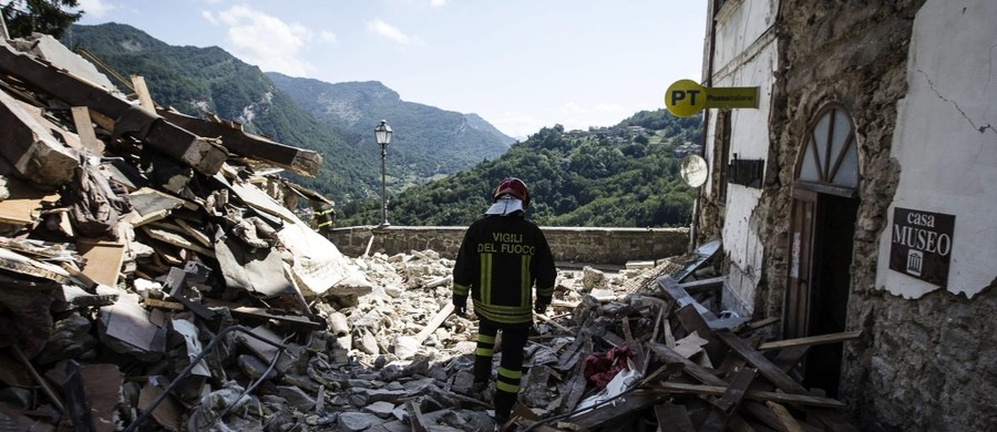 W Amatrice - włoskiej miejscowości, która najbardziej ucierpiała podczas środowego trzęsienia ziemi - wciąż odczuwane są wstrząsy wtórne. Do takich drgań dochodzi również w całych środkowych Włoszech. Ekipom ratowniczym bardzo utrudnia to pracę. Uszkodzone budynki osuwają się, przez co powodują kolejne zagrożenia. Te, które na pierwszy rzut oka wydawać by się mogło nienaruszone w każdej chwili mogą się zawalić.