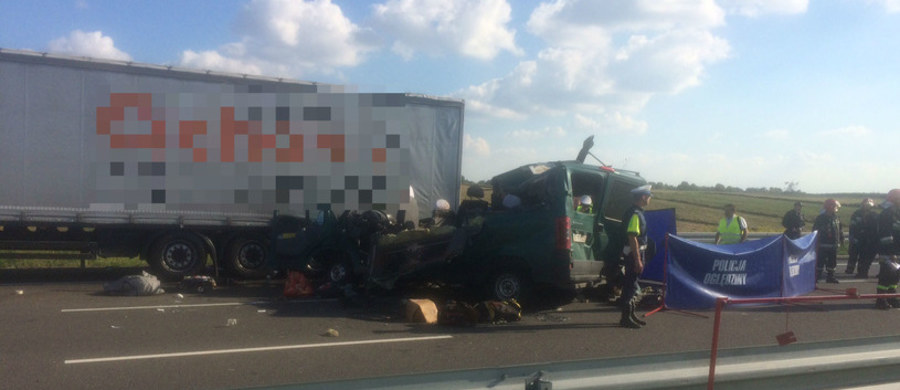 Zarzut spowodowania wypadku drogowego ze skutkiem śmiertelnym postawiła lubelska prokuratura kierowcy ukraińskiego busa, który we wtorek na obwodnicy Lublina uderzył w tył ukraińskiej ciężarówki. W wypadku zginęło pięć osób: trzy kobiety i dwóch mężczyzn. Kierowca i pasażerka trafili do szpitala. Śledczy wystąpili też do sądu o tymczasowe aresztowanie mężczyzny.