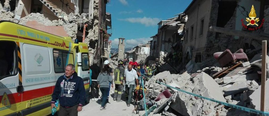 4,7 stopnia w skali Richtera miał dziś najsilniejszy wstrząs wtórny, do którego rano doszło w pobliżu Amatrice w środkowych Włoszech. Tylko od północy takich wstrząsów odnotowano w tym rejonie już 57. Od środy było ich ponad 900. Środowe trzęsienie ziemi zabiło co najmniej 267 osób, prawie 400 zostało rannych. 