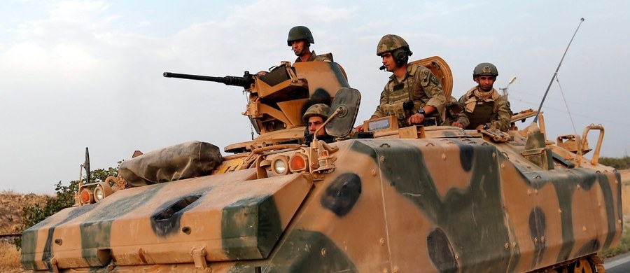 Tureckie oddziały wojskowe ostrzelały grupę kurdyjskich bojowników na południe od położonego na zachodnim brzegu Eufratu miasta Dżarabulus w Syrii - poinformowało źródło w tureckich siłach bezpieczeństwa.