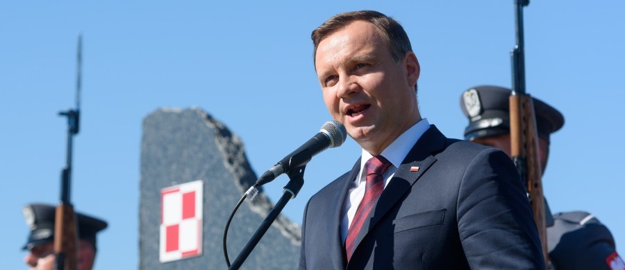 Wprowadzenie wielozadaniowych myśliwców F-16 było początkiem modernizacji, która trwa - powiedział prezydent Andrzej Duda w trakcie sobotnich obchodów Święta Lotnictwa na poznańskich Krzesinach. Nawiązywał też do katastrofy smoleńskiej.