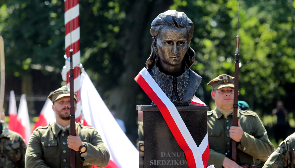 Pomnik Danuty Siedzikówny "Inki", sanitariuszki 5. Wileńskiej Brygady Armii Krajowej i jednej z najbardziej znanych ofiar stalinowskiego terroru, odsłonięto w sobotę w Miłomłynie. Uroczystość odbyła się w przeddzień 70. rocznicy jej śmierci.