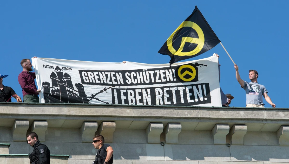 Kilkunastu członków skrajnie prawicowego niemieckiego ugrupowania Ruch Tożsamościowy (Identitaere Bewegung) wspięli się w sobotę na Bramę Brandenburską w Berlinie, protestując przeciwko "islamizacji" Niemiec za sprawą masowej imigracji.