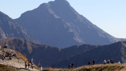 Turyści szturmują Tatry. Do wejścia na szczyty tworzą się kolejki