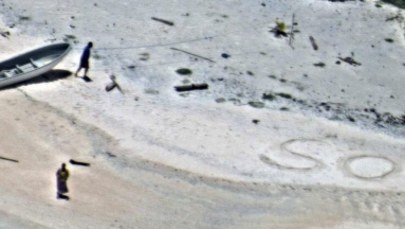 Historia jak z filmu. Napisali SOS na piasku na bezludnej wyspie, zostali uratowani