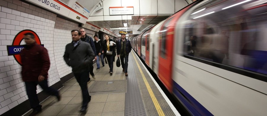 Eksperci z Królewskiego Towarzystwa Zdrowia Publicznego z Wielkiej Brytanii przeliczyli stres związany z dojazdem do pracy na… kalorie. Badania przeprowadzono z Londyńczykami, którzy codziennie dojeżdżając do miejsca zatrudnienia korzystają z pociągów, metra i autobusów.