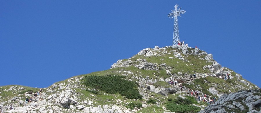 Do pierwszego śmiertelnego wypadku w Tatrach doszło wczoraj. Zginął turysta, który spadł Żlebem Orłowskiego z Buli pod Rysami. Dziś 57-letni mężczyzna zginął pod Mięguszowieckim Szczyt Czarny w Tatrach Słowackich. O wypadku słowacką Horską Zahranną Służbę powiadomili turyści, którzy z Mięguszowieckiego Szczytu Pośredniego zauważyli spadającą na człowieka kamienną lawinę. Dziś także jeden z turystów schodząc z Granatów prawdopodobnie potknął się i i spadł w kilkusetmetrową przepaść. 