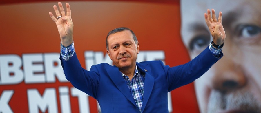 Prezydent Turcji Recep Tayyip Erdogan zapowiedział w niedzielę konsekwentną rozprawę z ugrupowaniami ekstremistycznymi. "Nasze operacje przeciwko organizacjom terrorystycznym będą kontynuowane do końca" - podkreślił.
