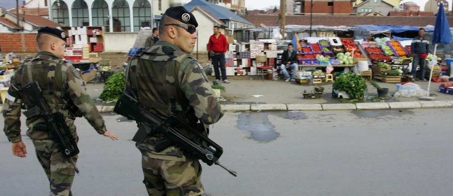 24 kosowskich Albańczyków zatrzymano w niedzielę, gdy protestując przeciwko planowanej wizycie grupy kosowskich Serbów w prawosławnej świątyni na południu Kosowa starli się z policją. Według sił bezpieczeństwa rannych zostało czterech funkcjonariuszy.