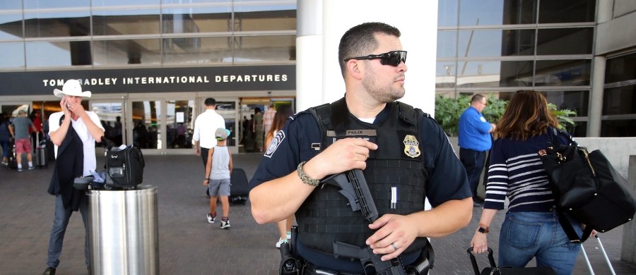 Doniesienia o strzelaninie na międzynarodowym lotnisku w Los Angeles nie potwierdziły się - twierdzi policja. "Nie było żadnych strzałów, tylko 'głośne odgłosy', których źródło jest ustalane" - poinformowali funkcjonariusze na Twitterze. 
