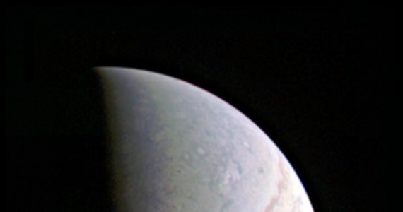 Musimy się uzbroić w cierpliwość, prawdopodobnie jeszcze parę tygodni będziemy musieli poczekać na zdjęcia, które sonda Juno prześle na Ziemię z pierwszego bliskiego przelotu nad Jowiszem. NASA poinformowała w weekend, że pierwszy z 36 podobnych manewrów, zaplanowanych do lutego 2018 roku, odbył się zgodnie z planem i zakończył sukcesem. Po raz pierwszy uruchomiono aparaturę badawczą sondy, wykonano też zdjęcia powierzchni chmur Jowisza z najmniejszej dotąd wysokości. Można spodziewać się, że będą niezwykłe. NASA zapowiada na razie, że opublikuje je w ciągu kilku najbliższych tygodni.