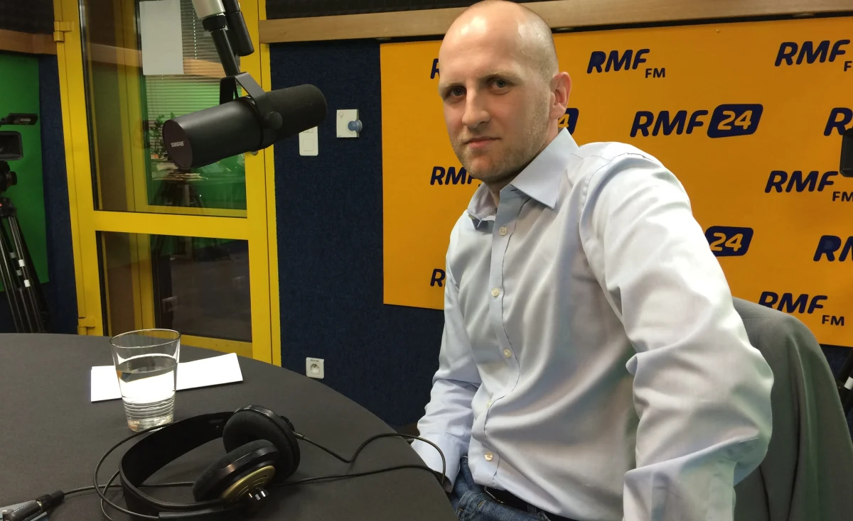 Na podstawie danych z bazy PESEL można spreparować dokumenty, np. dowód osobisty. I z takim dowodem może pan pójść do jakiegoś oddziału banku i spróbować uzyskać kredyt – przyznaje w rozmowie z RMF FM Michał Grzybowski z Fundacji Bezpieczna Cyberprzestrzeń, były główny specjalista w Rządowym Centrum Bezpieczeństwa. W czwartek pierwsi informowaliśmy, że resort cyfryzacji ustalił, iż pięć kancelarii komorniczych pobierało wyjątkowo dużo danych z bazy PESEL. 