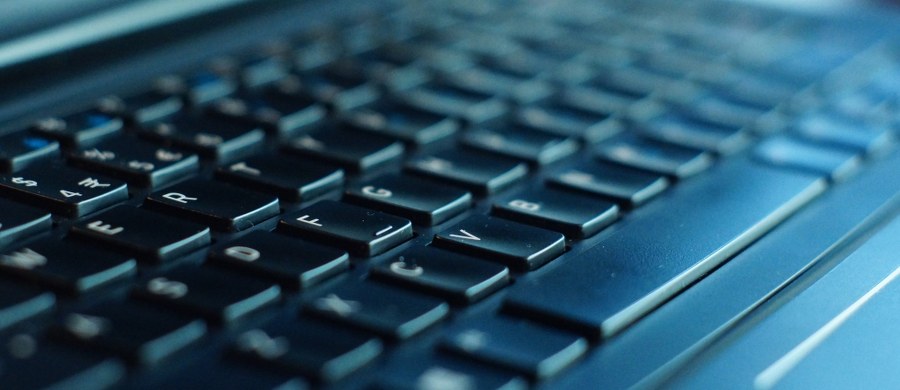 FBI ma dowody, że zagraniczni hakerzy dostali się do baz danych dwóch stanowych systemów wyborczych w USA - podał w poniedziałek serwis Yahoo News. Reuters dotarł do potwierdzającego to poufnego dokumentu FBI, w którym biuro zaleca lepsze zabezpieczenia.