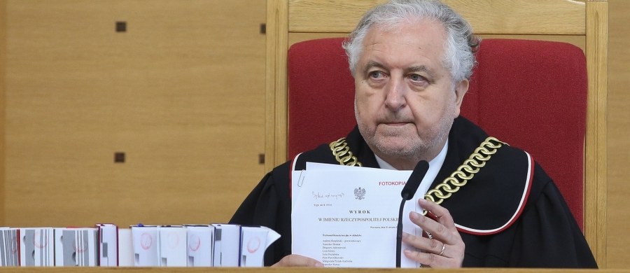 Aktem bezprawia prezes Trybunału Konstytucyjnego prof. Andrzej Rzepliński nazwał wszczęcie śledztwa w sprawie niedopuszczania przez niego do orzekania trzech sędziów wybranych przez obecny Sejm. Podkreślił, że wszelkie czynności administracji sądowej są poza jurysdykcją prokuratury.