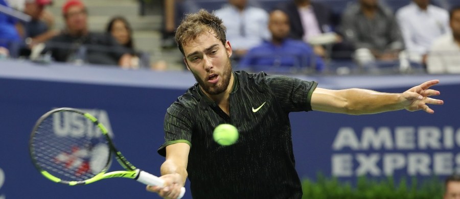 Jerzy Janowicz nie sprawił sensacji w meczu 1. rundy wielkoszlemowego US Open. Polski tenisista przegrał w Nowym Jorku z broniącym tytułu liderem rankingu ATP Serbem Novakiem Djokovicem 3:6, 7:5, 2:6, 1:6. Wcześniej porażkę w meczu otwarcia w singlu poniosła Magda Linette. 