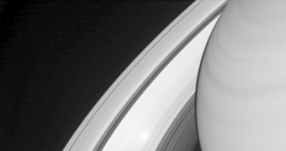 NASA opublikowała niezwykłe zdjęcie wykonane przez sondę Cassini, na którym widać odbicie Słońca w pierścieniach Saturna. Fotografia jest niezwykła, choć nie pierwsza tego rodzaju, bo agencja opublikowała podobną niemal dokładnie 10 lat temu. Warunki do powstania takiego obrazu są dość proste, choć niełatwe do spełnienia - Słońce musi być dokładnie za sondą, fotografującą pierścienie.