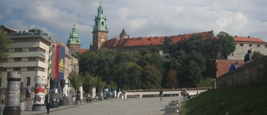 Kraków wypowiedział wojnę promieniowaniu pochodzącemu m.in. ze stacji bazowych telefonii komórkowej. Magistrat planuje zakup stacji pomiarowej oraz mobilnych urządzeń, które każdy mieszkaniec będzie mógł wypożyczyć. Dzięki nim będziemy mogli sprawdzić, czy promieniowanie zagraża naszemu zdrowiu.