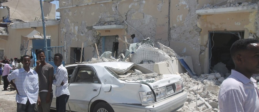 W eksplozji samochodu pułapki przed hotelem w stolicy Somalii, Mogadiszu, we wtorek zginęło co najmniej 20 osób, w większości cywilów, a 30 zostało rannych - podała agencja dpa. Do zamachu przyznała się islamistyczna grupa Al-Szabab.