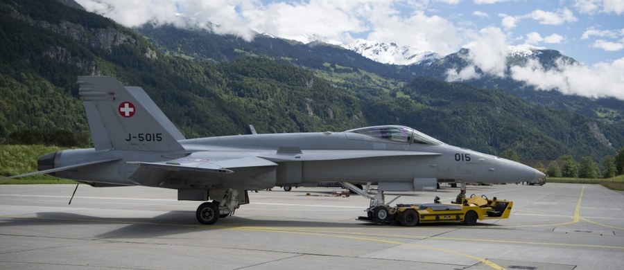 Szwajcarski samolot wojskowy, który zaginął wczoraj w czasie manewrów w środkowej części kraju, został odnaleziony. Myśliwiec jest rozbity. Nie ma natomiast śladu po pilocie.