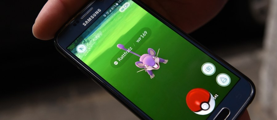 Policja w Wielkiej Brytanii rejestruje nawet 300 incydentów miesięcznie dotyczących gry Pokemon GO. W większości to zgłoszenia ludzi okradzionych z telefonów komórkowych. W Pokemon GO grają zarówno dzieci, jak i dorośli. Wykorzystując kamerę telefonu, szukają ukrytych w otoczeniu wirtualnych stworzeń. 