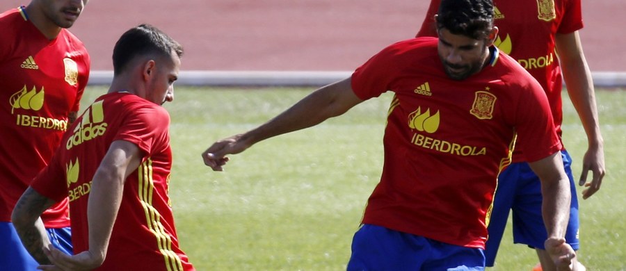 Napastnik reprezentacji Hiszpanii Paco Alcacer przechodzi z Valencii do Barcelony. Mistrz Hiszpanii zapłacił za niego 30 milionów euro. Piłkarz, który we wtorek skończył 23 lata, podpisał z katalońskim klubem pięcioletni kontrakt.